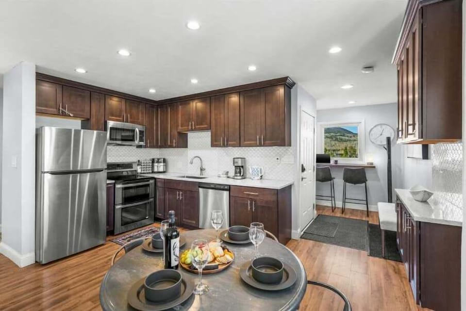【Kitchen】Full-size appliances and real cookware — cook in after the slopes
