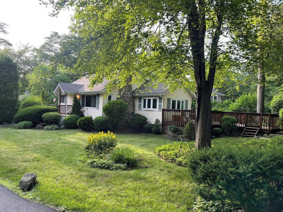 Cozy cottage in peaceful lake neighborhood.