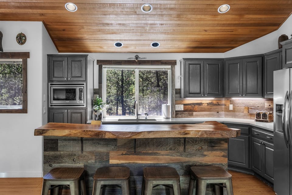 Hoodoo 5- Kitchen with Island