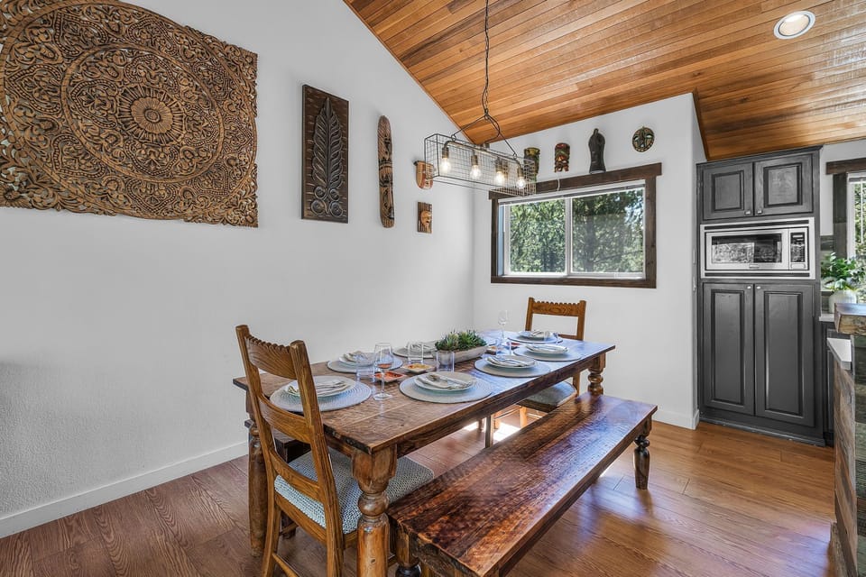Hoodoo 5- Dining area