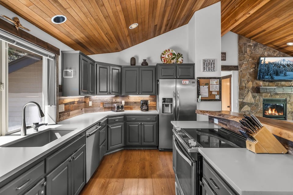 Hoodoo 5- Updated Large Kitchen