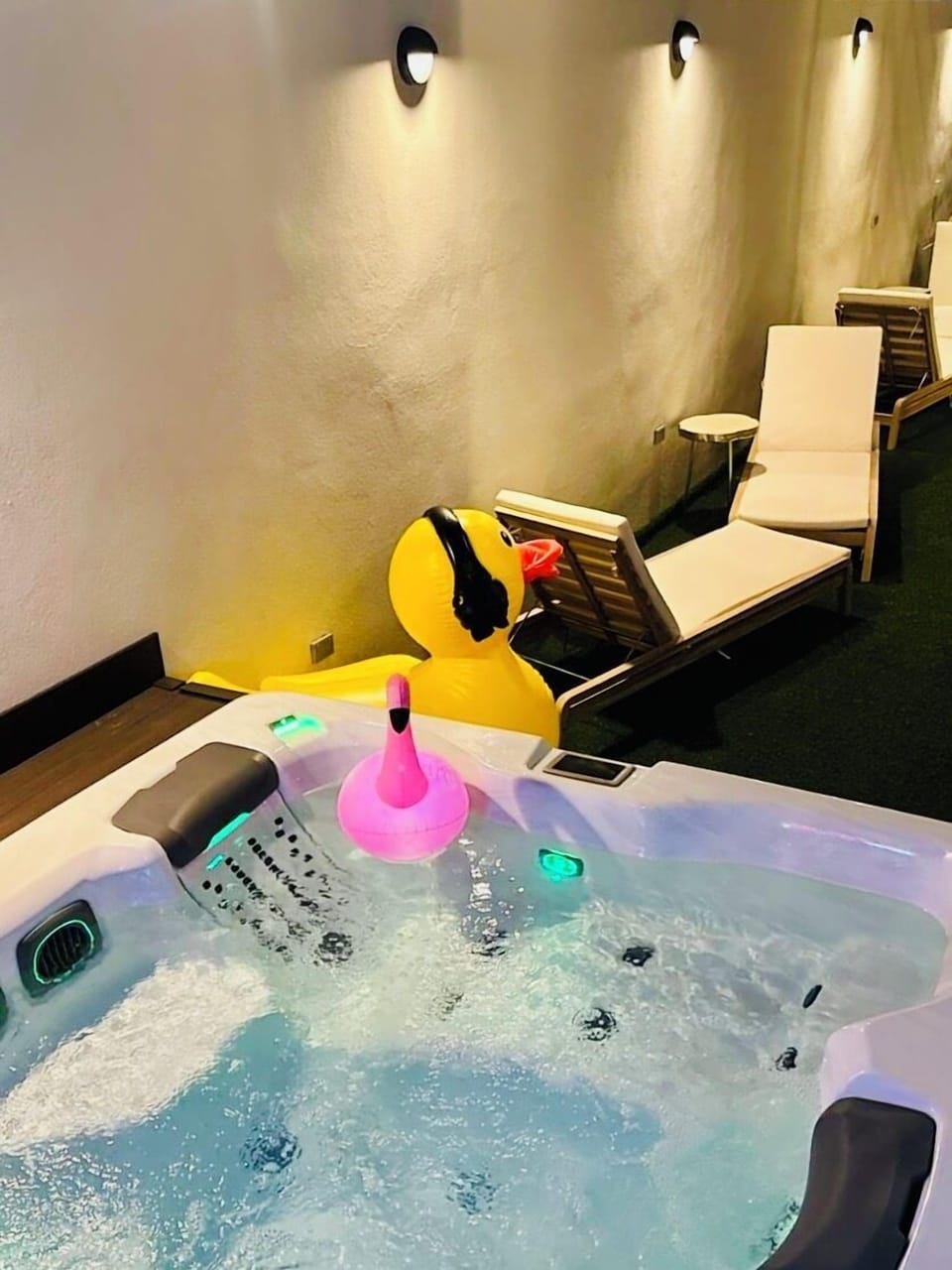 Relax in our outdoor space and bathe under the sun in our jacuzzi. 