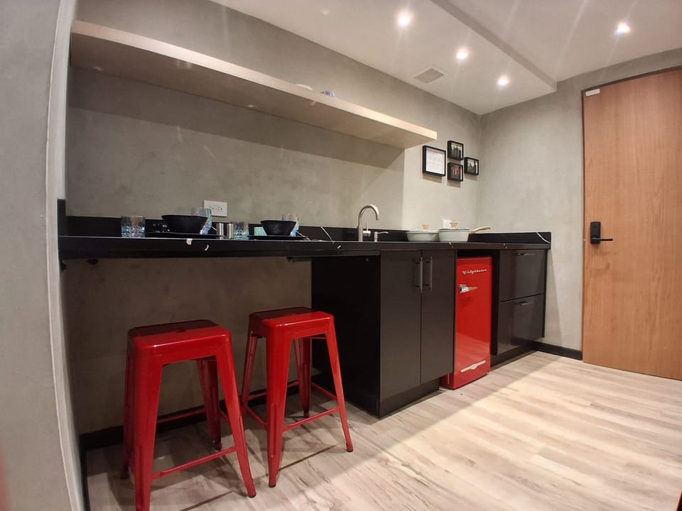 Apt 3
Casa Musa - Rock en Ñ Master Suite 🎶 | Luxury Stay @ La Placita
Enjoy the open space concept and modern comfort in this design-forward suite. Features a sofabed, microwave, fridge, and boutique-style dining table for two.