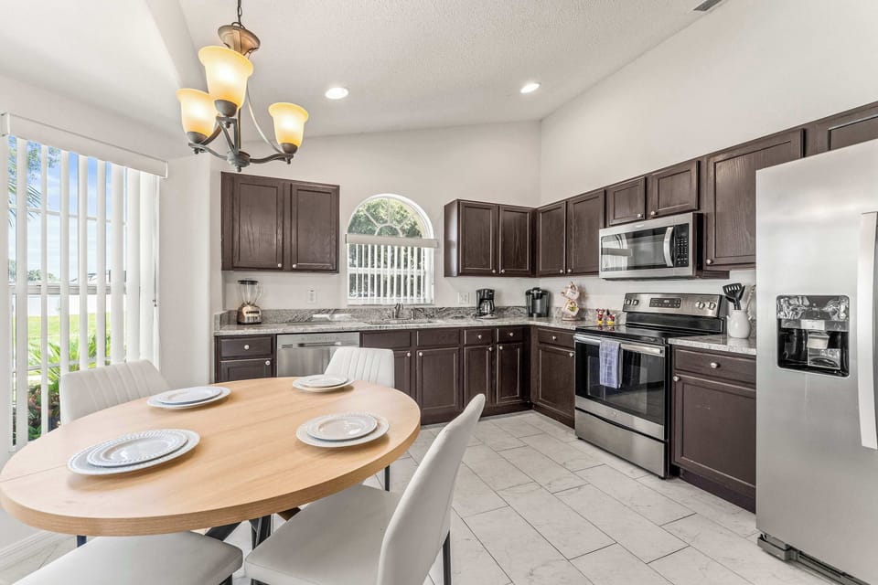 Additional table and seating for 4 in the full kitchen