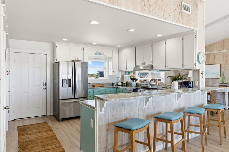 Eat-in kitchen bar seating