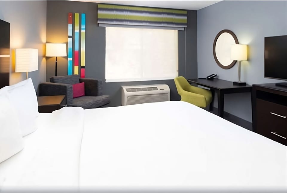 Settle in at the desk and work comfortably in peace.