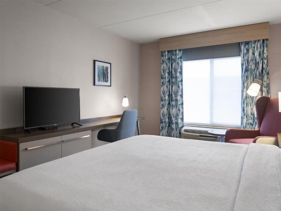 Settle into a calm room with workspace and easy TV viewing.