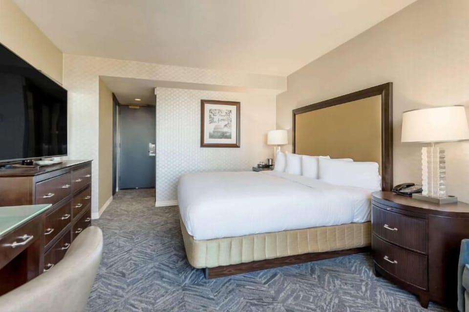 Unit with 1 King size bed. Exact unit will be assigned upon arrival. Views, colors and decor may vary.