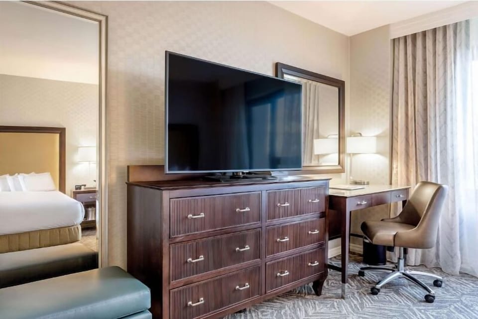 Unit with 1 King size bed. Exact unit will be assigned upon arrival. Views, colors and decor may vary.