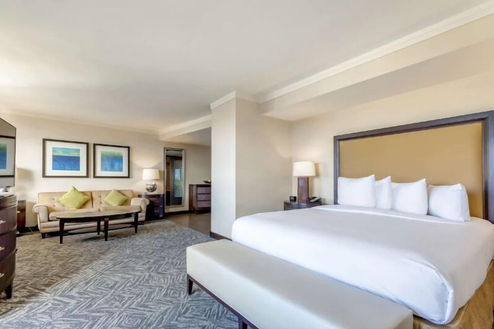 Unit with 1 King size bed. Exact unit will be assigned upon arrival. Views, colors and decor may vary.