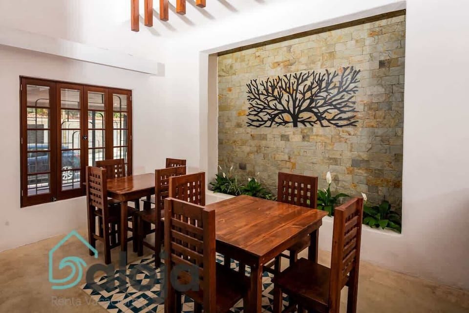 Espacioso comedor de madera para 8 personas máximo