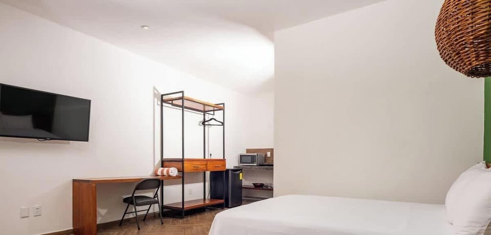 Habitación con TV incluida, cocina integrada, escritorio para tus tareas y un clóset
