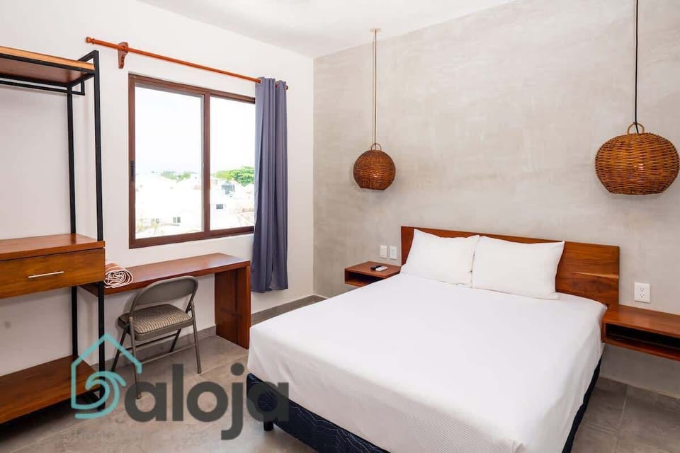 Habitación con cama Queen Size, escritorio y un clóset ideal para poner tus prendas