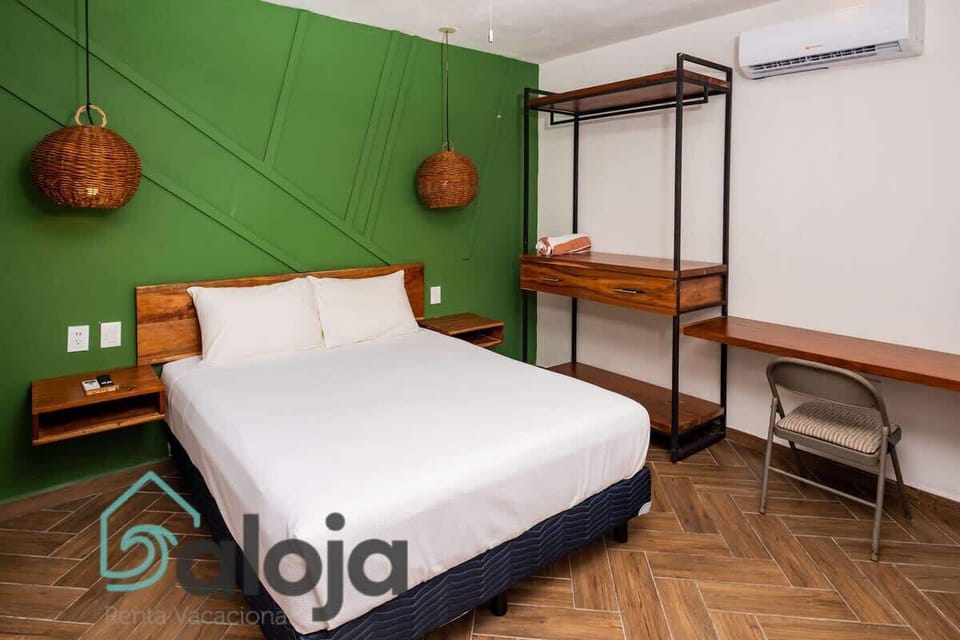 Refrescante recamara con mini split y una cama matrimonial
