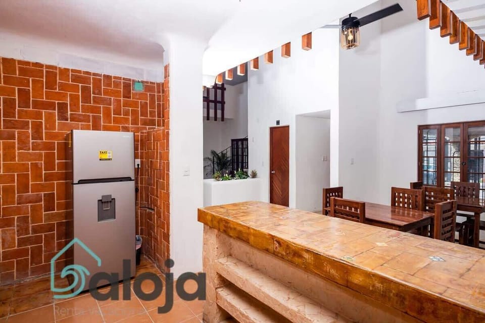 Amplia cocina con barra para colocar todas tus bebidas
