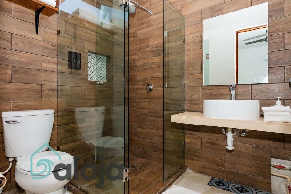 Baño completo con todas las amenidades