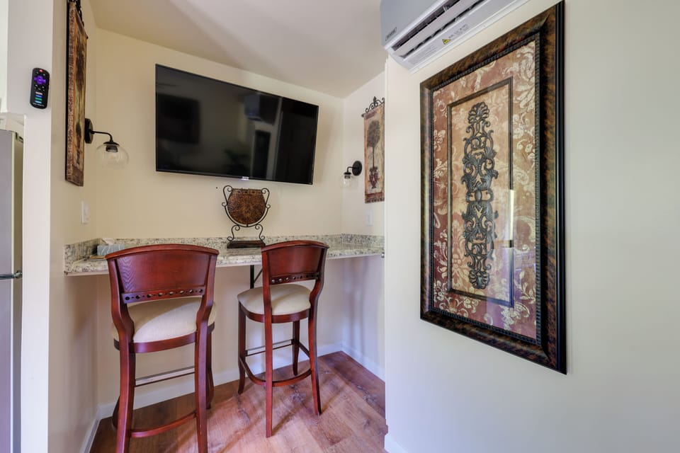 Bar Seating | Smart TV