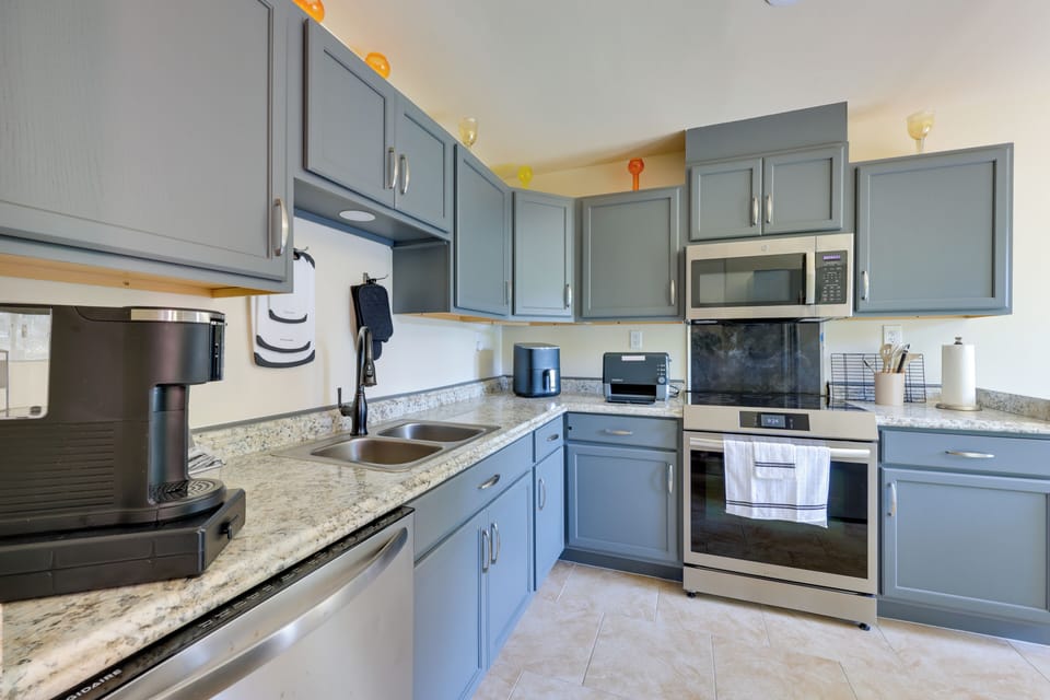 Kitchen | Keurig Coffee Maker | Air Fryer | Toaster | Cooking Basics