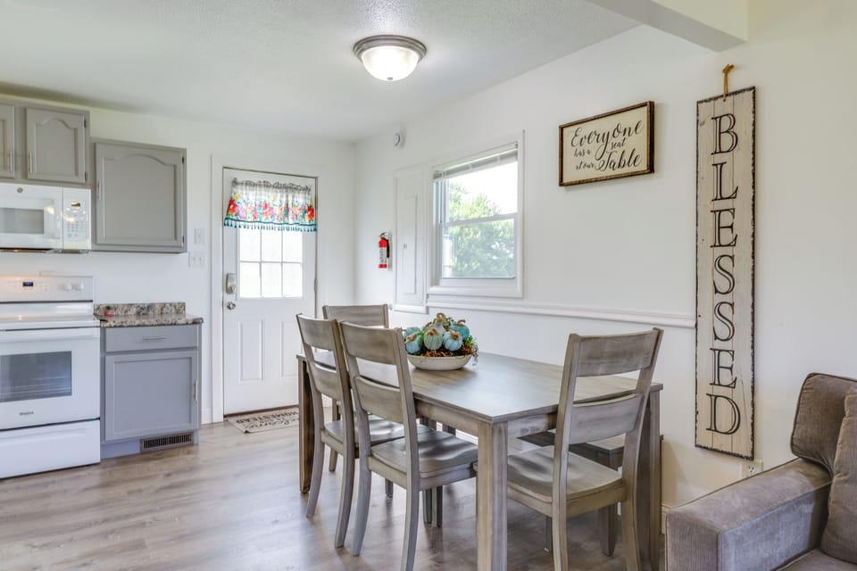 Dining Area | Dishes & Flatware Provided