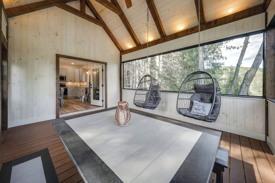Screened-In Porch | Dining Area | Pond Views