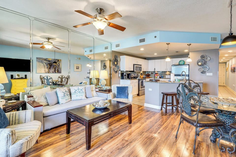 Living Room | Smart TV | Free WiFi | Central Air Conditioning/Heat