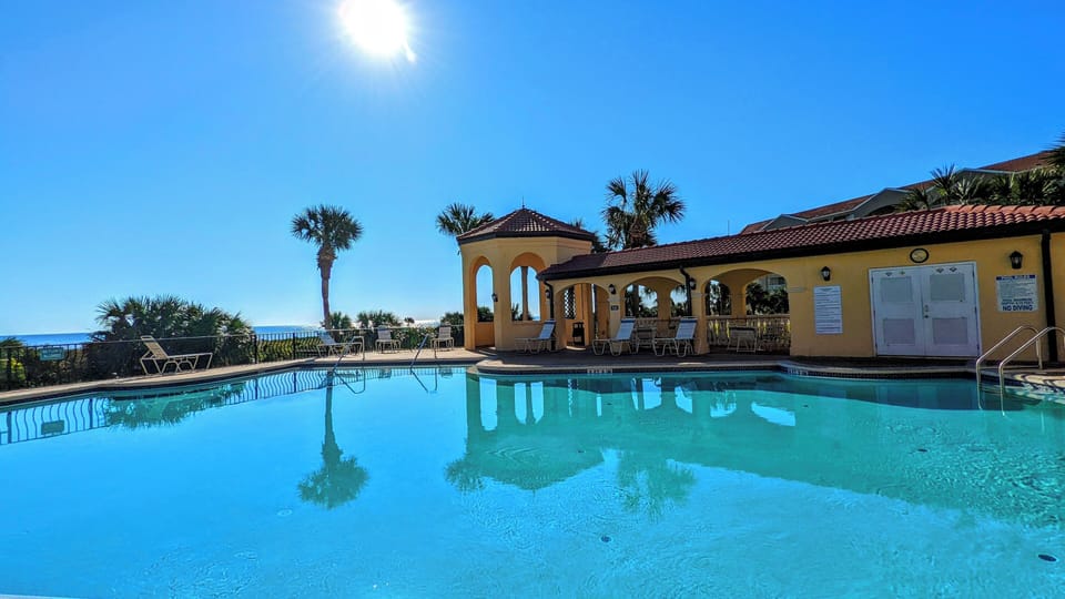 Awesome Pool overlooks the Ocean!