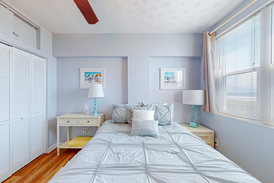 Relaxing Queen bedroom with ocean view.