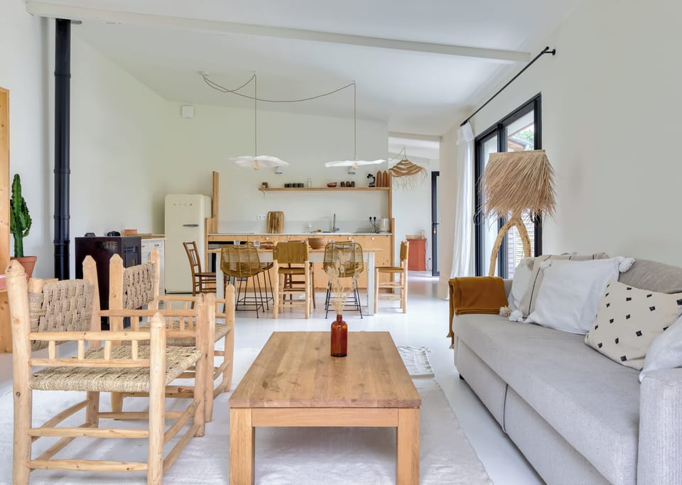 Magnifique salon convivial avec espace pour cuisiner 