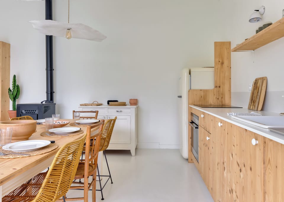 Jolie espace pour cuisiner et déguster des bons plats