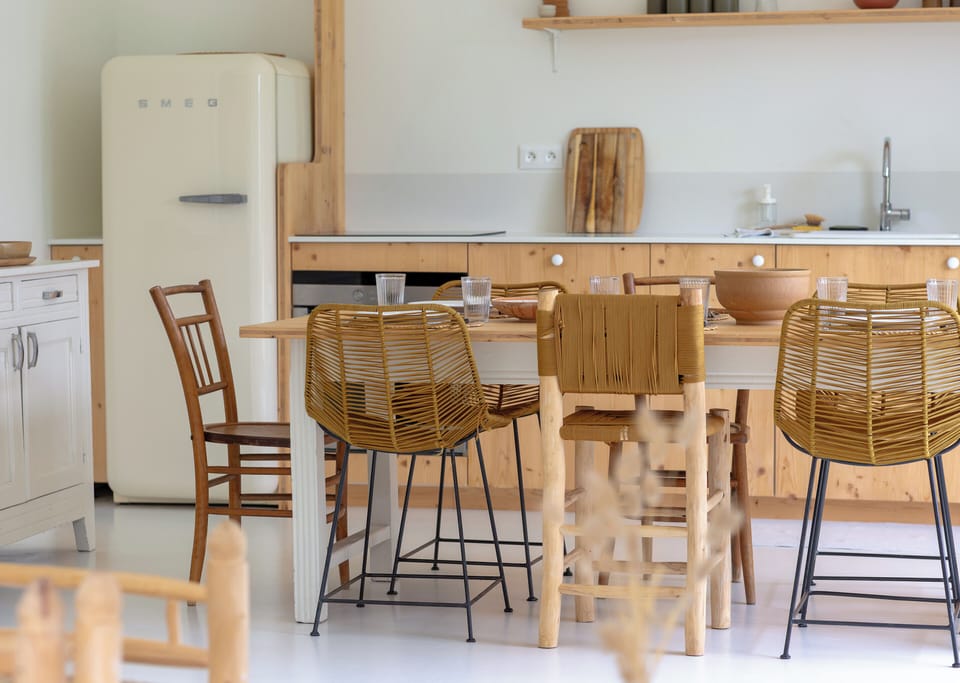 Très jolie cuisine avec table à manger