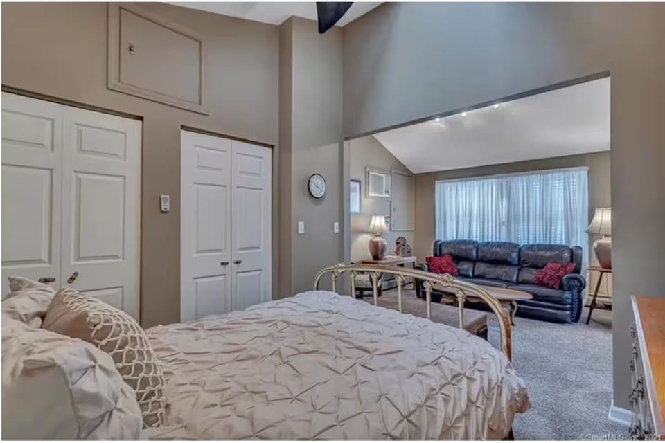 Bedroom with compfy queen bed