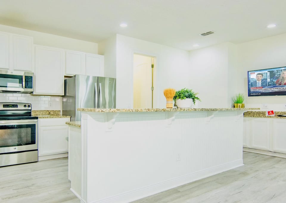 181LASSODR-DOWNSTAIRSKITCHEN