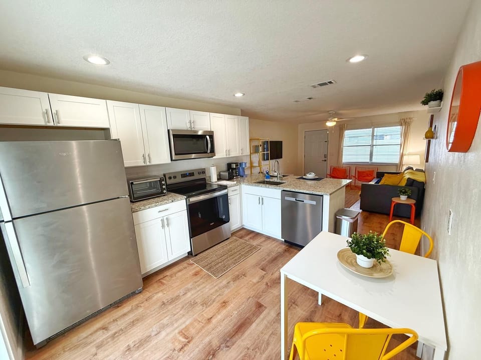 A kitchen with all the amenities to make your stay comfortable.
