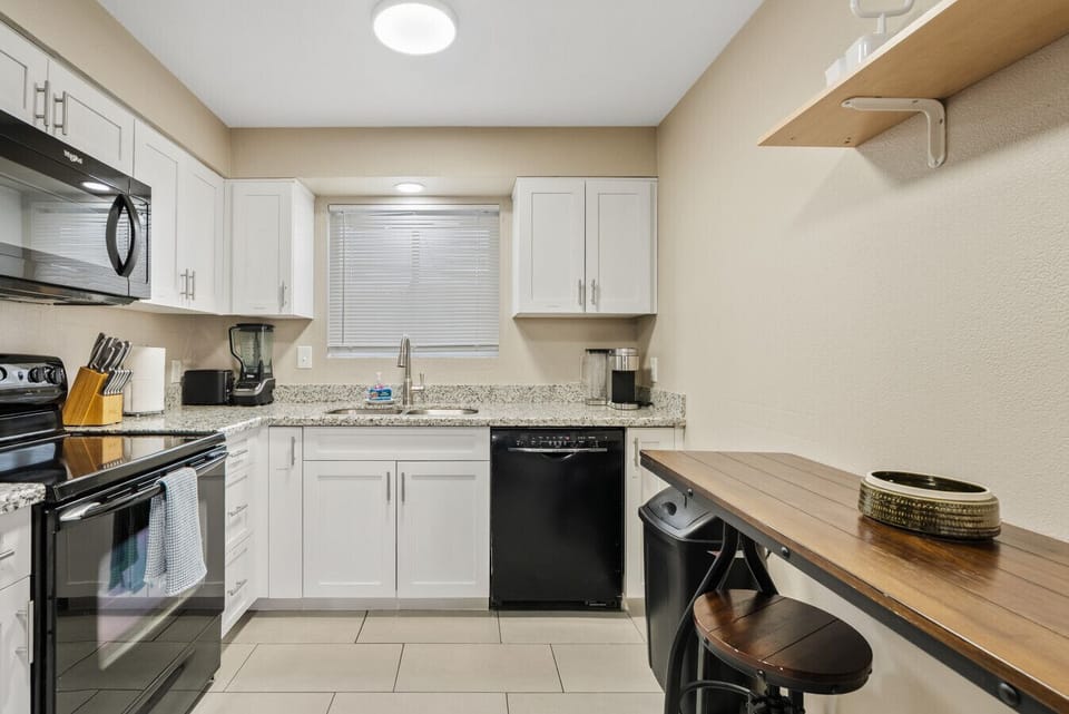 Kitchen with breakfast bar