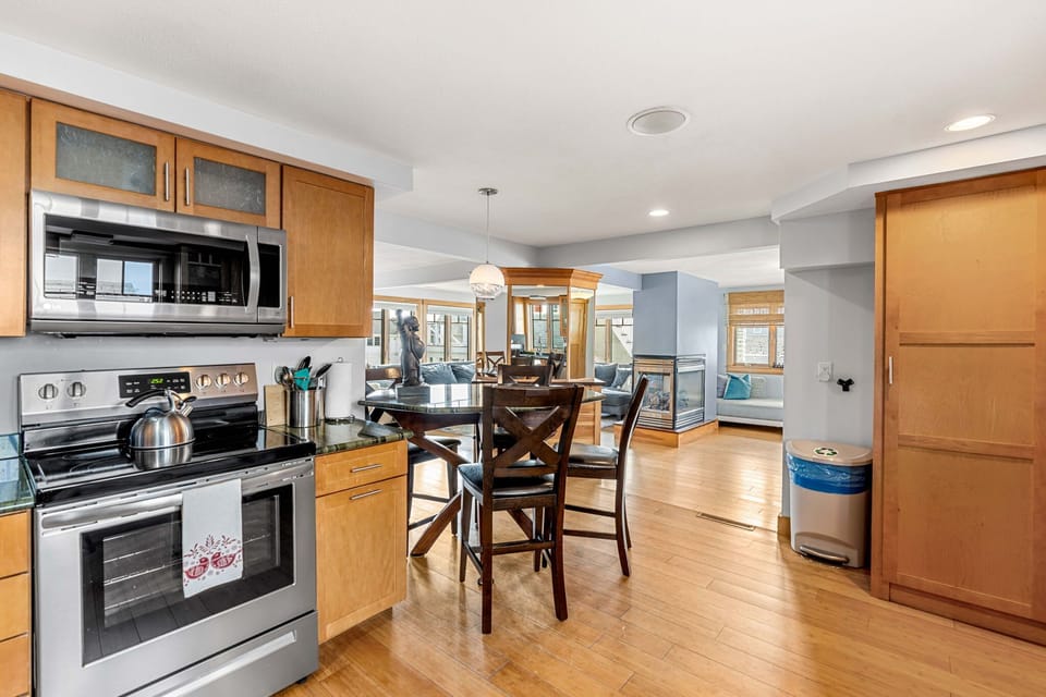 Bright, spacious and fully equipped kitchen, including dishwasher, with eat in counter for 4, with an additional dining space seating 6