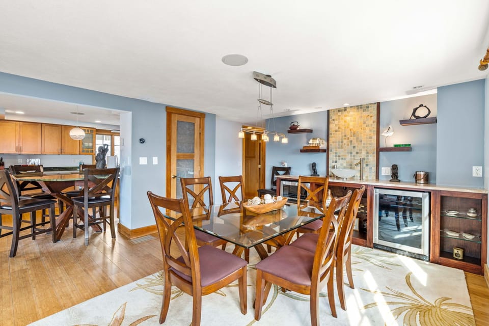 Dining area off of the ktichen with seating for 6 and a wet bar with two drink fridges!
