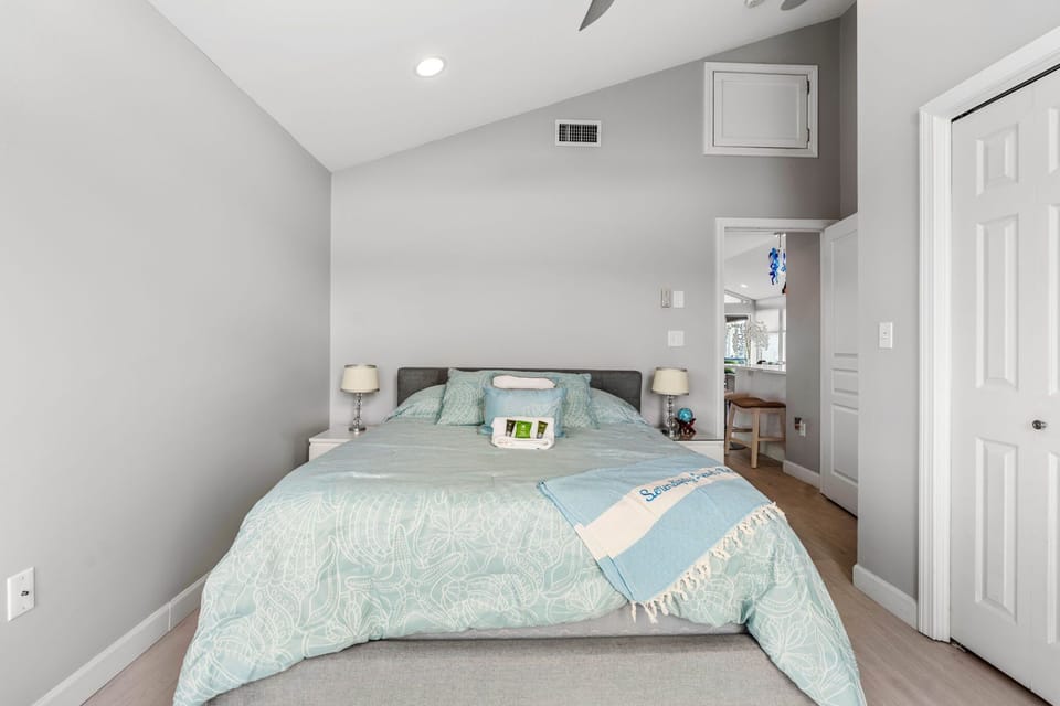 Second bedroom in the penthouse with a Queen bed, clean linens provided!