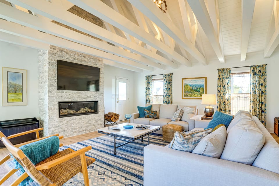 Grottoes Vacation Rental | 5BR | 3BA | 3,336 Sq Ft | 1 Step Required