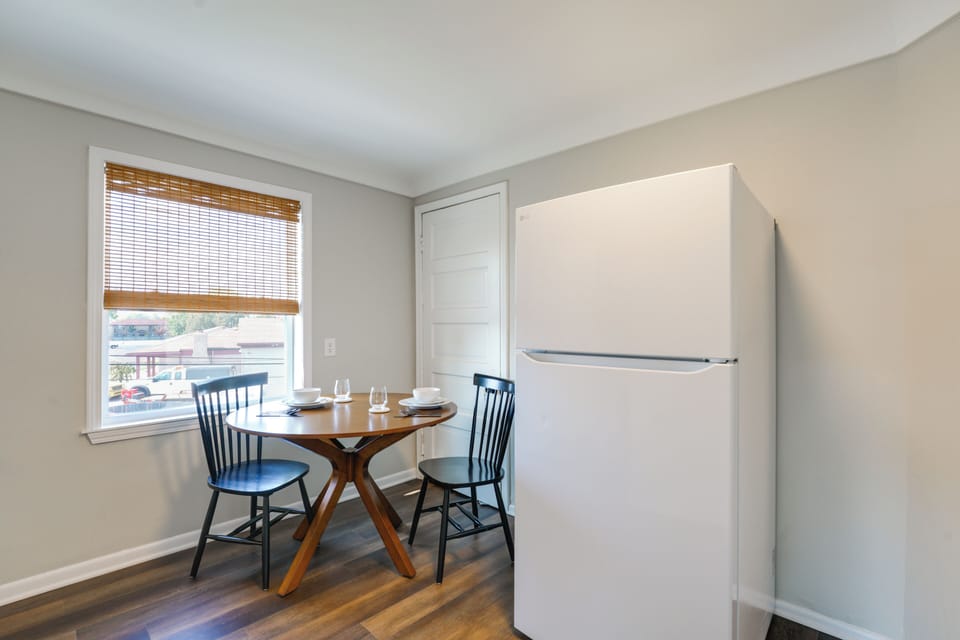 Dining Area | Dishware/Flatware Provided
