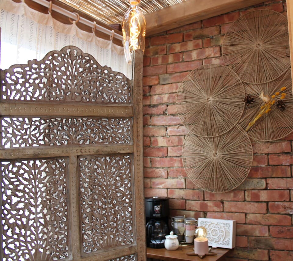 Wood, Natural Material, Design, Wood Stain, Wicker, Light Fixture, Flowerpot