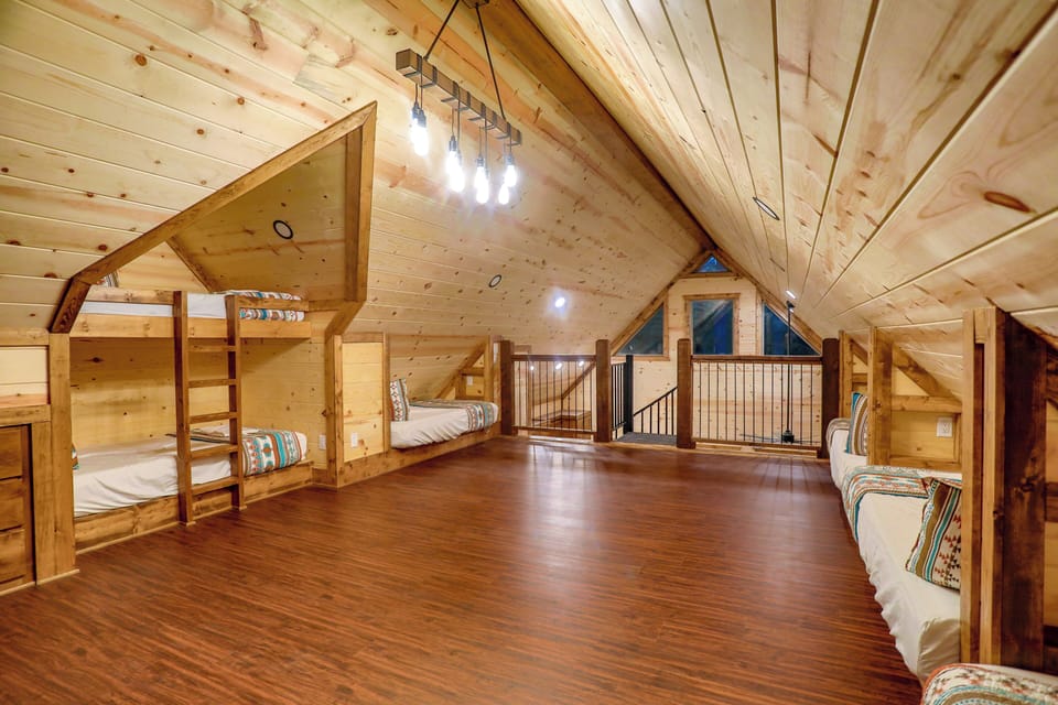 Bunk Room 6 juvenile beds 