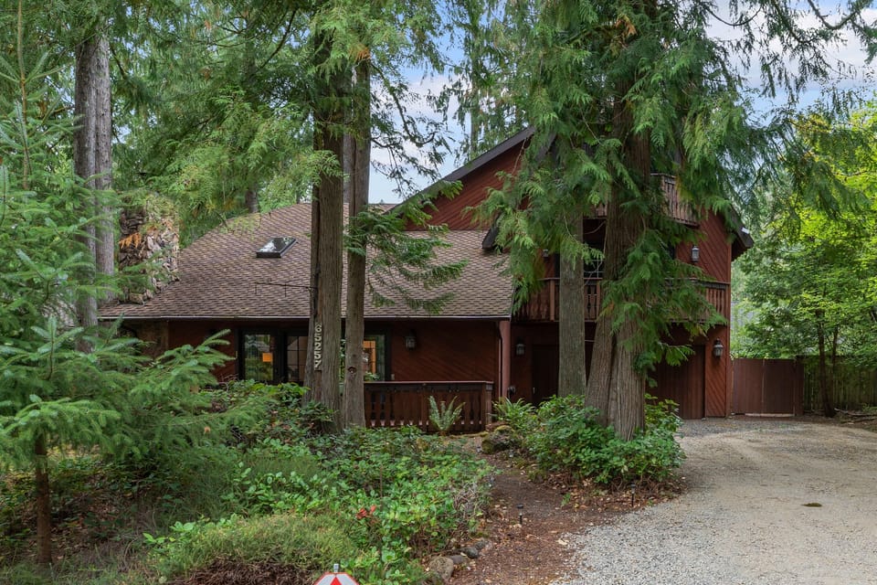 Nature Escape: Embrace the tranquility of nature with this charming cabin surrounded by lush greenery!