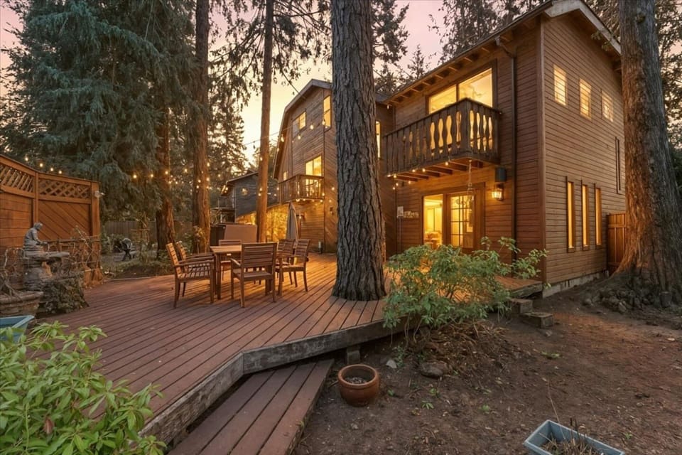 Outdoor Retreat: Gather around the charming deck, surrounded by nature and sparkling lights!