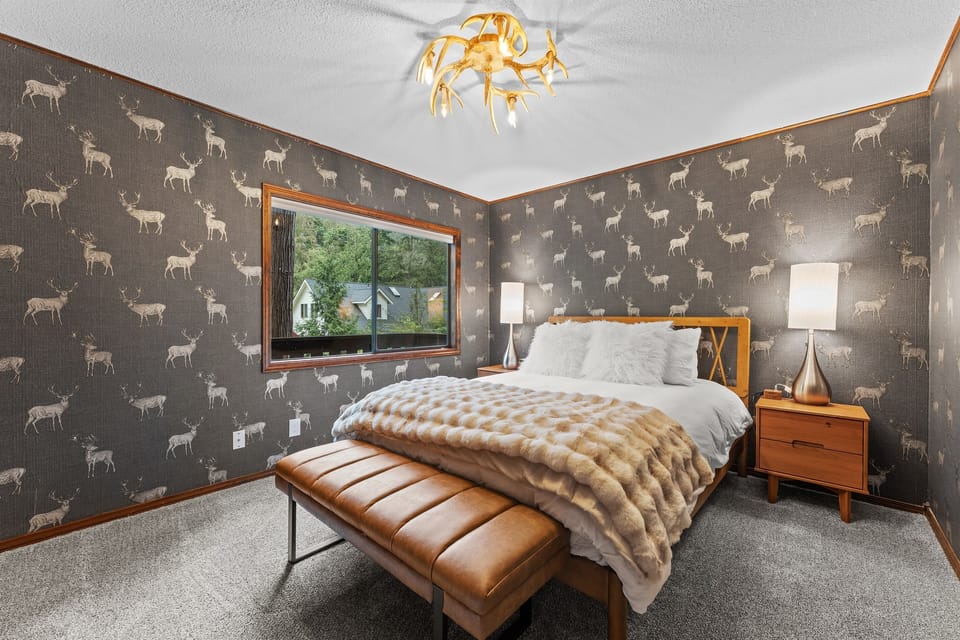 Cozy mountain decoration in the Elk Suite: queen bed.