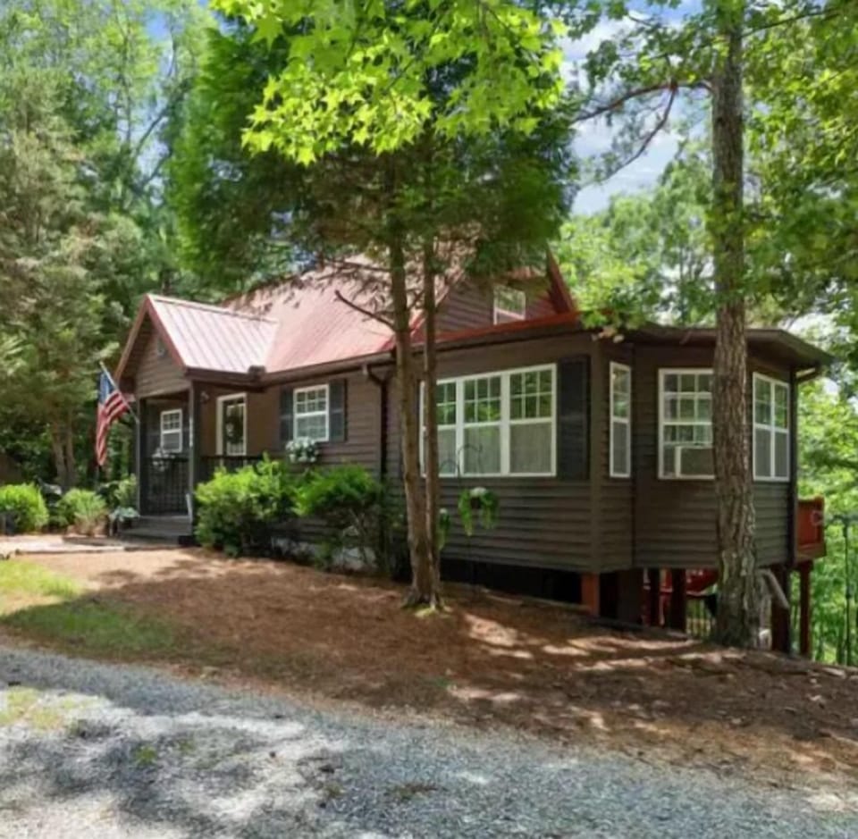 Cozy cottage on the lake