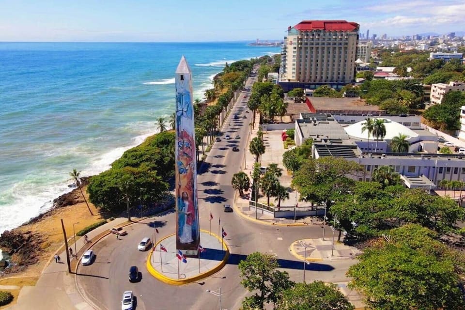 A beautiful view of the malecon and the obelisc