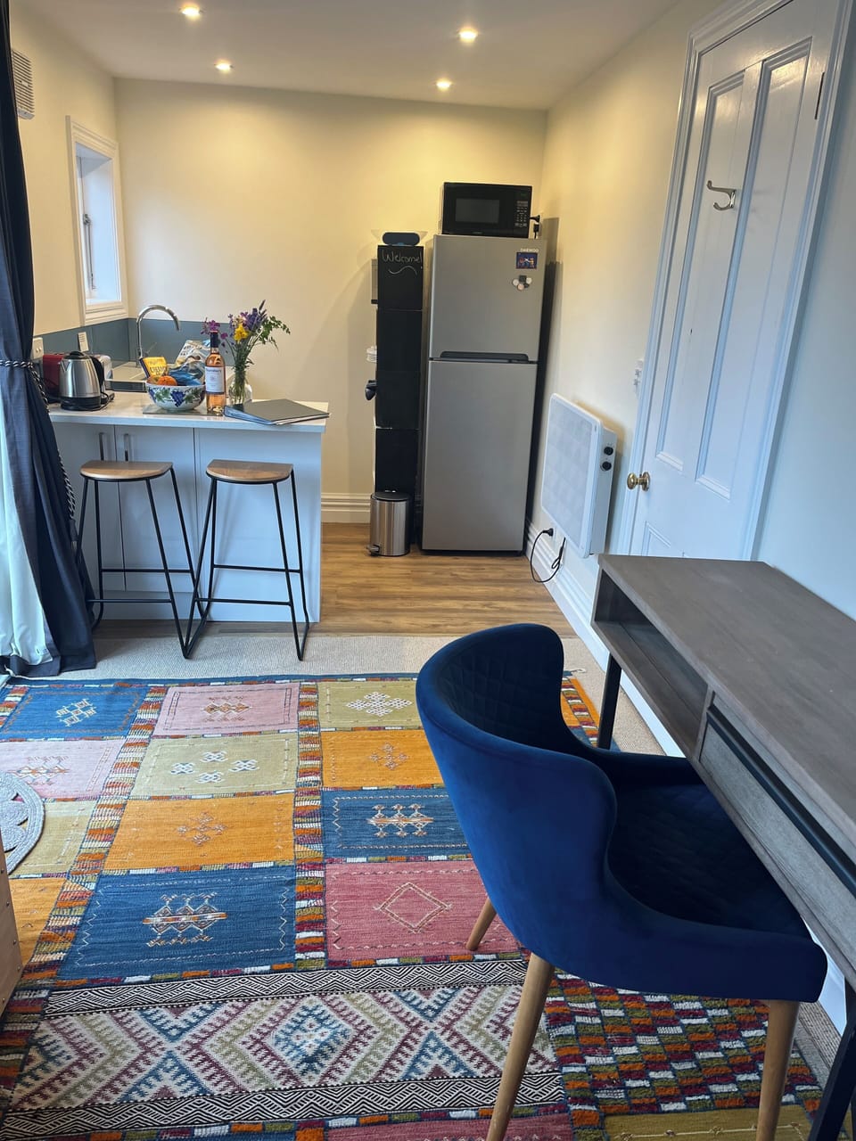 Kitchenette and lounge