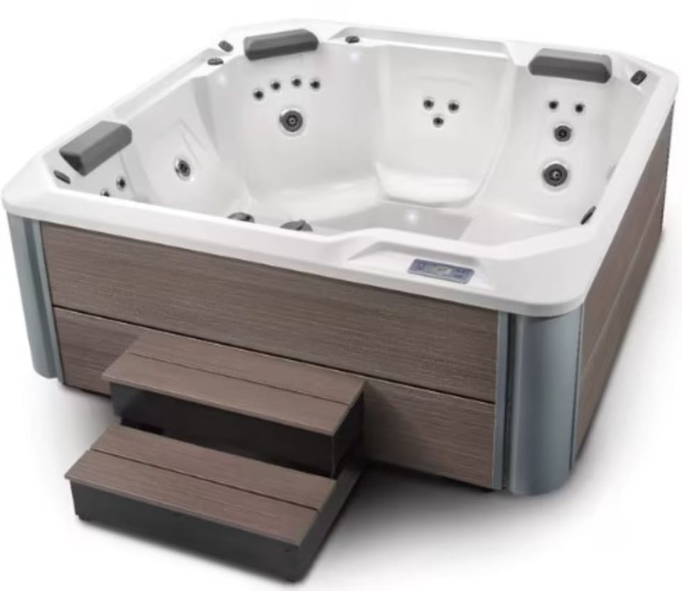 Large hot Tub Fresh water every booking