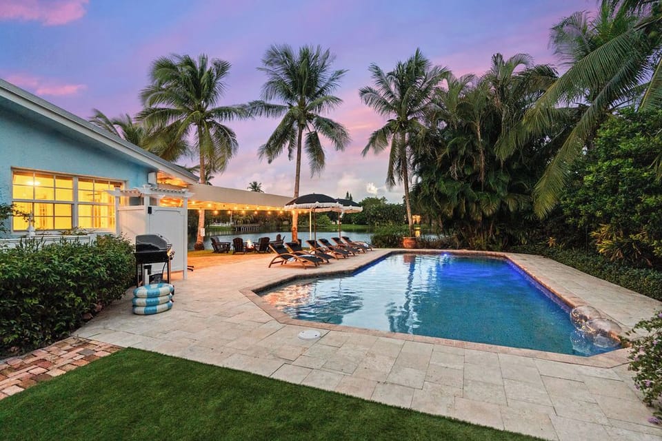 Your private backyard resort awaits! 🍹 Dip into the sparkling pool, fire up the grill, and enjoy those gorgeous twilight views. This is the ultimate spot for relaxation. Ready for your vacation? 😎🌴