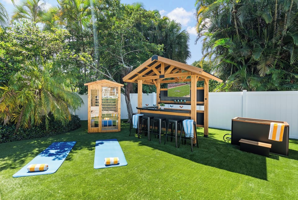 Rejuvenate your body and mind in our private backyard sanctuary, featuring both a relaxing sauna and an invigorating cold plunge. It's the ultimate wellness experience, perfect for de-stressing and feeling your best. 🧖‍♀️🧊